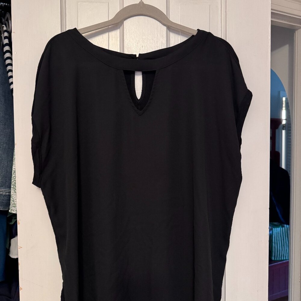 2X Black Keyhole Top